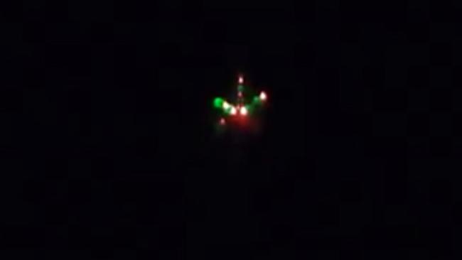 澳大利亚墨尔本的夜空近日多次出现不明飞行物