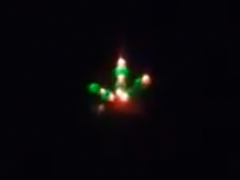 澳大利亚墨尔本的夜空近日多次出现不明飞行物