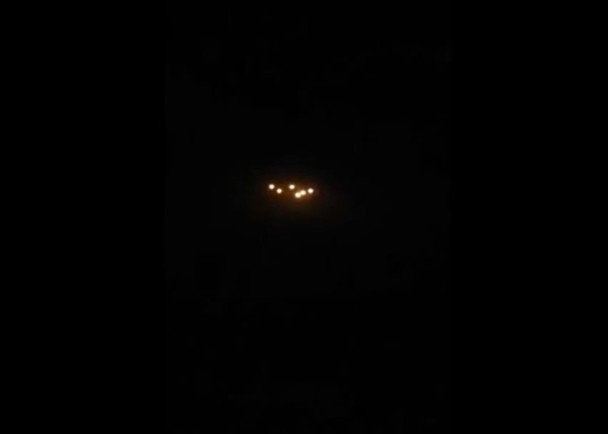 英国有人乘飞机期间目睹窗外夜空出现不明飞行物体(UFO)