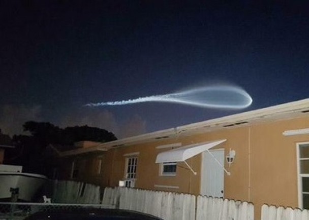 神秘白光掠过佛州上空