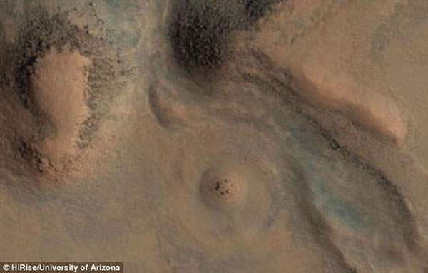 根据火星探测器发回的火星地表图片，地外生命探索爱好者将最新观测到的一圈环形石头，类比为英国威尔特郡的巨石阵，并为其取名“火星环形石阵”。