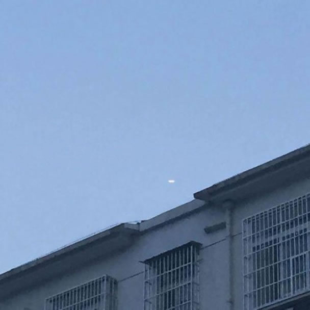 陕西上空现“不明飞行物”带火飞行10分钟