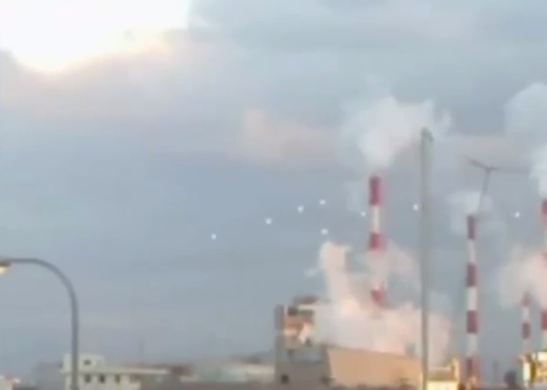 短片中可见10颗光点在空中飘浮
