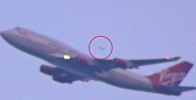 美国纽约肯尼迪机场上空惊现UFO高速超过正在起飞的客机