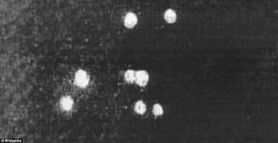 1947年6月24日，前美国飞行员肯尼思-阿诺德在雷尼尔山上空发现9个UFO。这是已知最早的现代UFO目击报告，使得“飞碟”一词妇孺皆知。美国政府对此事产生浓厚