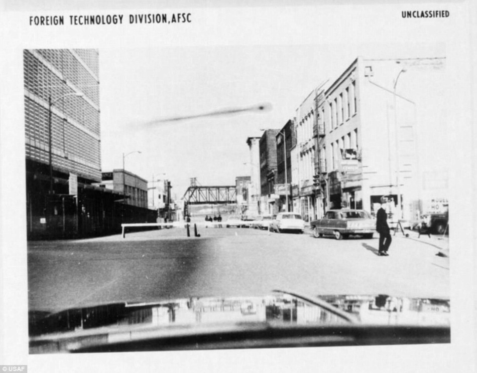1965年4月15日在内布拉斯加州奥马哈拍摄的一幅照片，展示了一个不明物体在空中划过的景象。美国空军表示蓝皮书计划涵盖12618起UFO目击事件，其中有701起