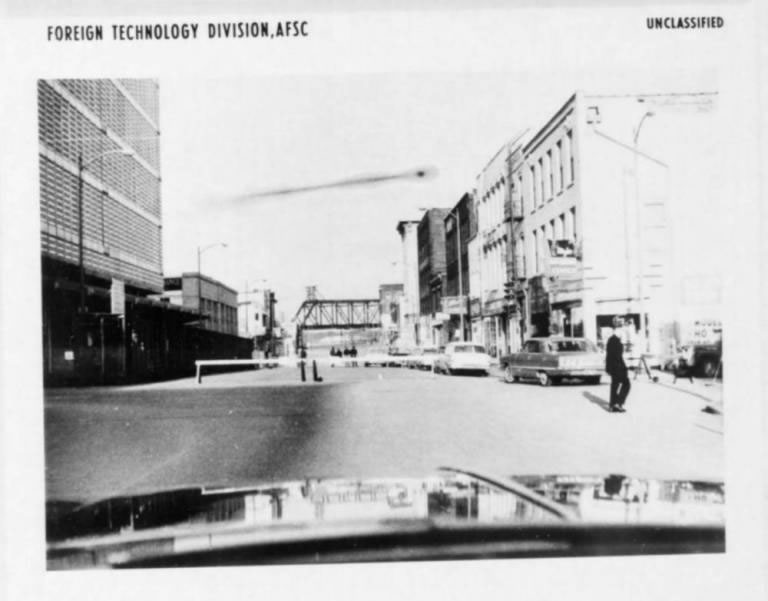 这种照片拍摄于1965年4月15日，位于内布拉斯加州奥马哈，一个不明飞行物划过了天空，并留下长长的尾迹。研究人员认为一些不明飞行物可能是美军飞行器，也有些是云层