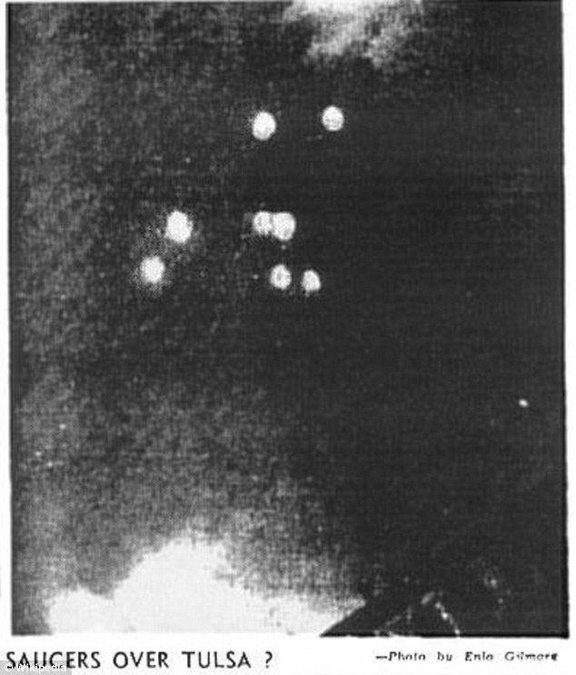 图中显示的为1947年6月24日在雷尼尔山出现的不明飞行物，目击者为肯尼斯•阿诺德，这份调查报告引起了美国政府的兴趣。类似的现象还发生在俄克拉荷马州