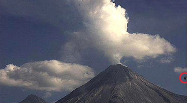 墨西哥科利马火山喷发，空中突然出现黑色“马型”不明飞行物