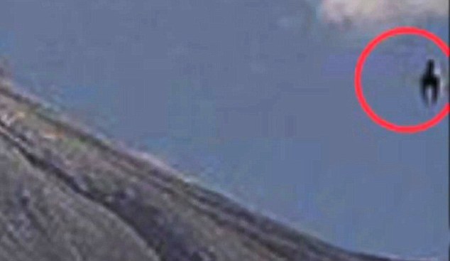 墨西哥科利马火山喷发，空中突然出现黑色“马型”不明飞行物