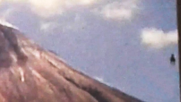 墨西哥科利马火山喷发，空中突然出现黑色“马型”不明飞行物