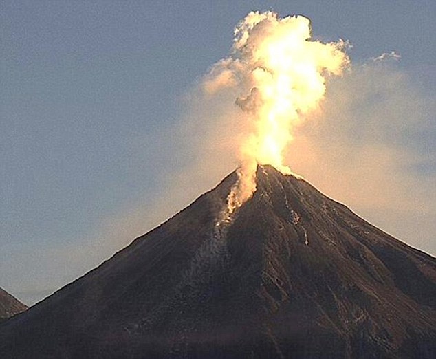 墨西哥科利马火山喷发，空中突然出现黑色“马型”不明飞行物