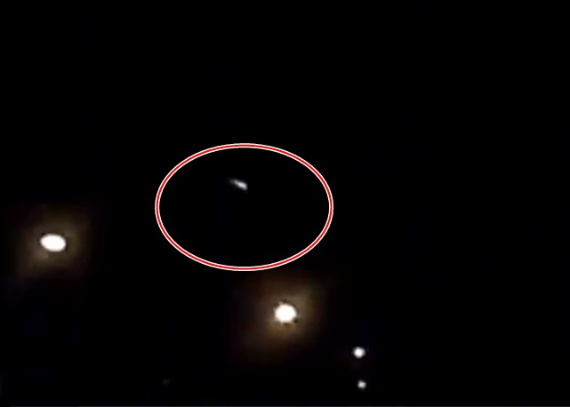 片段可清晰见到有发光物体划破夜空。