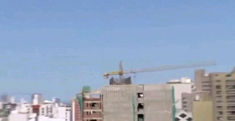 这个神秘的紫色物体是在这个建筑工地附近发现的，但只能在起重机下面能看到。