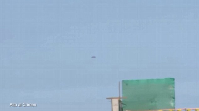 目击者指UFO飘浮了近2小时。