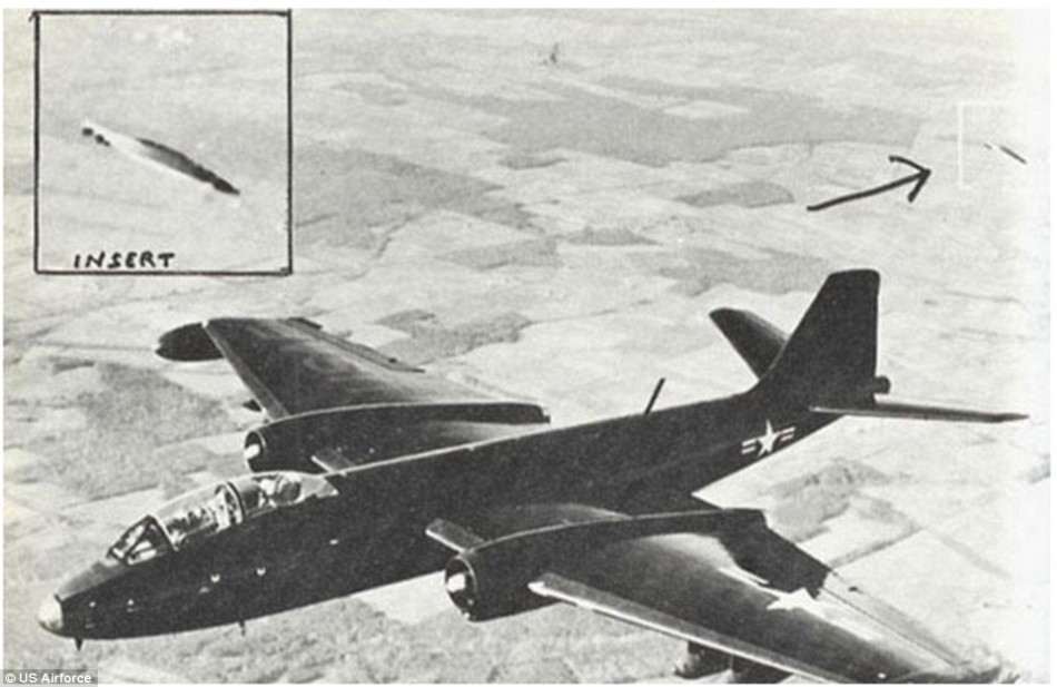 天空现象研究组织公布的一幅照片，由1957年一名试飞员在加州的爱德华空军基地附近拍摄，展示了一个尾随一架B-47喷气机的UFO。最近，这个组织公布了一些最引人注