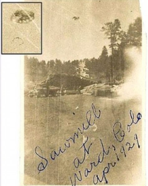 照片1929年摄于美国科罗拉多州的沃德，展示了一个UFO。