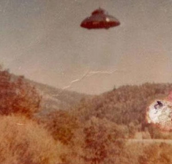 照片拍摄于1964年6月10日，展示了在美国某地上空出现的一个UFO。拍摄后很多年，有人在一个阁楼上发现了这幅照片。