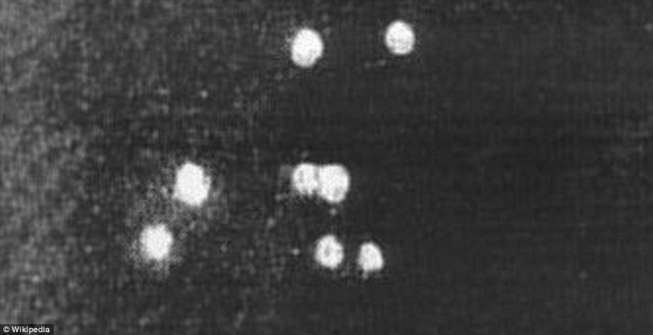 1947年6月24日，前美国飞行员阿诺德在雷尼尔山上空发现9个UFO。这是已知最早的现代UFO目击报告，使得“飞碟”一词妇孺皆知。美国政府对此事产生浓厚兴趣。短