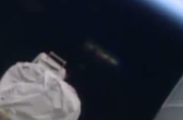 UFO在太空站附近盘旋