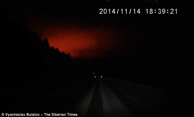 大型UFO母船降临？神秘亮光照亮俄罗斯夜空