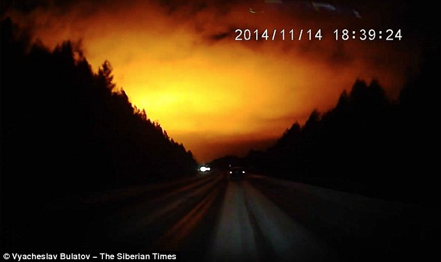 大型UFO母船降临？神秘亮光照亮俄罗斯夜空