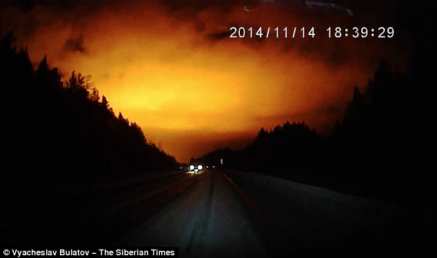 大型UFO母船降临？神秘亮光照亮俄罗斯夜空