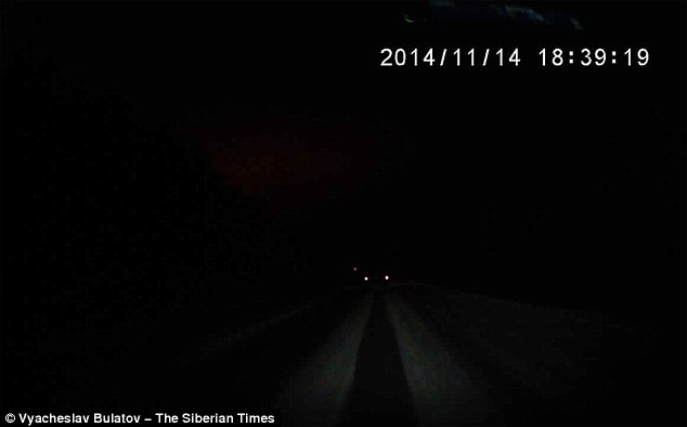 外星人降临？神秘橘光照亮俄罗斯夜空