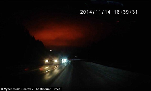 外星人降临？神秘橘光照亮俄罗斯夜空