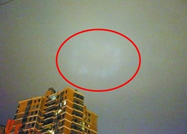 湖北武汉夜空现巨大神秘光圈，有传是UFO