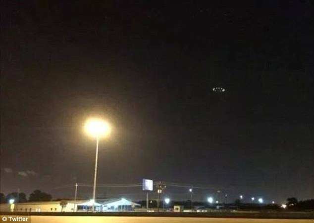 美国休斯顿上空现椭圆形不明飞行物