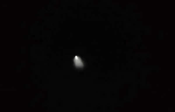 网友在济南区域看到，疑似“UFO”强光不明物体。