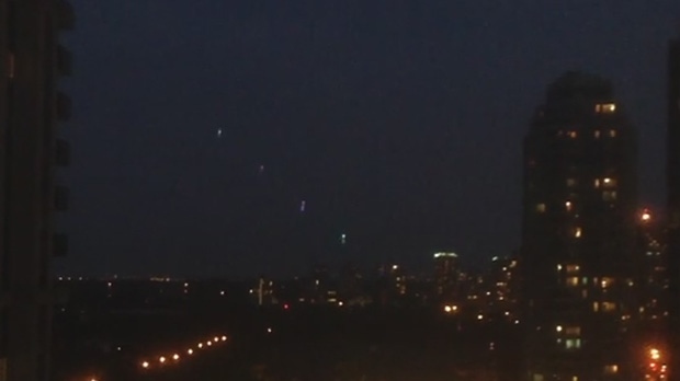 加拿大多伦多夜空现神秘光束