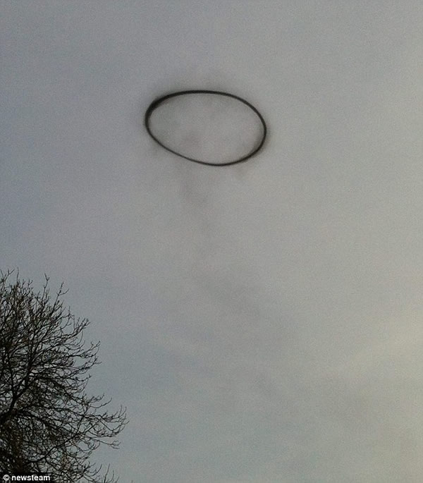 英国天空出现无法解释的黑圈