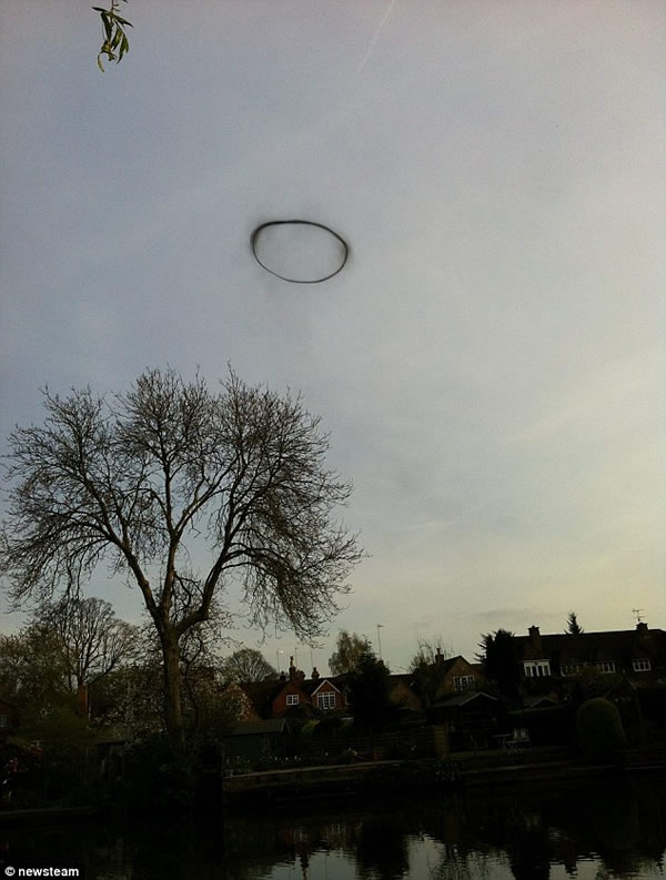 英国天空出现无法解释的黑圈