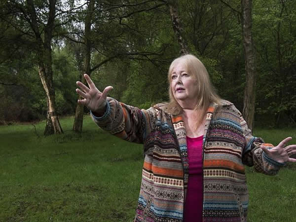 英国女子波特声称自己小时候就被外星人抓走过，常常看到外星人的样子。