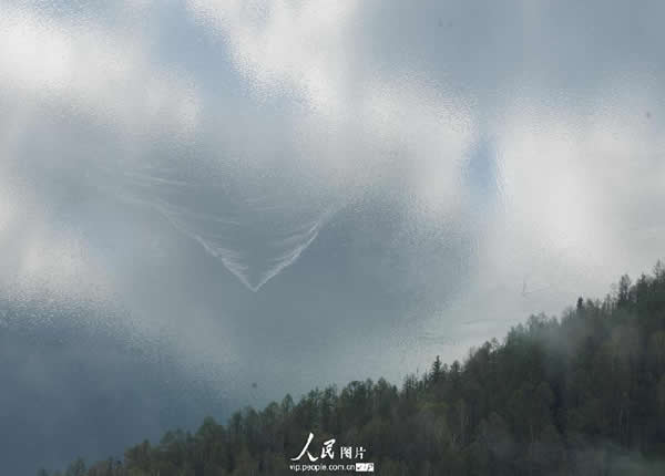 2014年5月28日至29日，新疆喀纳斯湖现“湖怪”身影。