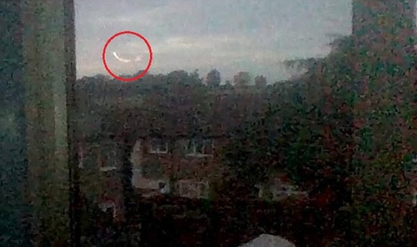 英国女童拍摄到神秘火球在空中出现 半空舞动后坠地面