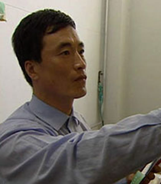 孟照国被接到北京进行测谎，成功通过测谎测试。然而，这并没有改善他的处境。