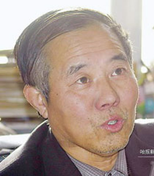教授陈功富的命运，也因UFO而改变。他从一名计算机知名学者转型了UFO专业人士，如今梦想把凤凰山打造成美国的罗斯韦尔飞碟小镇，吸引国内外游客。