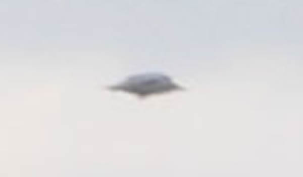 英国德文郡Fullabrook风电场上空惊现神秘飞碟状UFO