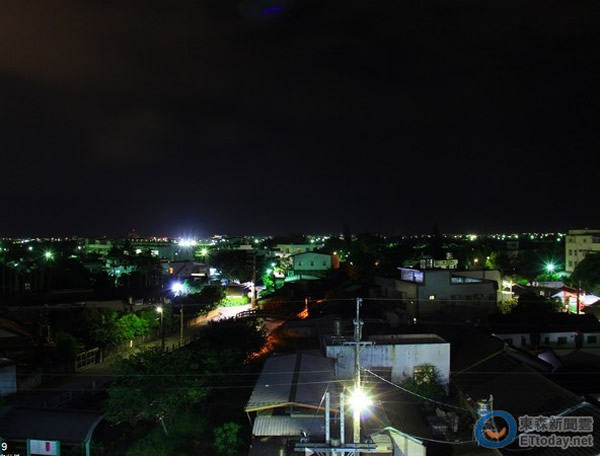 Frank拍摄到的照片夜空上方出现疑似幽浮照，由于背景漆黑，建议由往下看较清楚。（图／云友frank提供 ，请勿随意翻摄拷贝。）