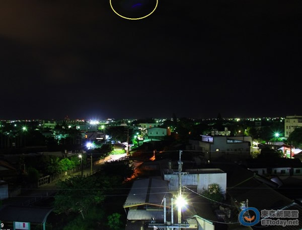 照片第一张，夜空上方出现半个幽浮形状。（图／云友frank提供《ETtoday东森新闻云》专用，请勿随意翻摄拷贝。）