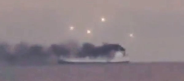 UFO舰队出现在美国加州外海着火的轮船上空？