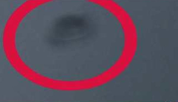 在秘鲁神秘的纳兹卡地线(Nazcalines)上空，一对夫妇拍下一段疑似与UFO擦身而过的影片。