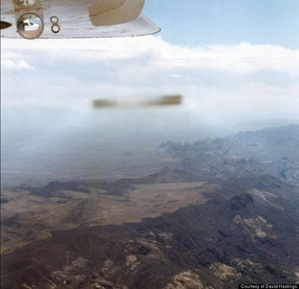 1985年，两名英国飞行员在美国上空遭遇UFO「逼机」，匆忙拿出相机拍下这个不明物体。
