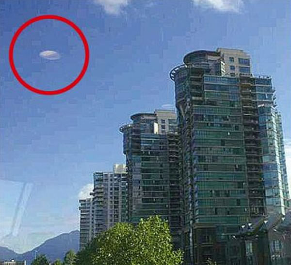 加拿大温哥华市中心怀疑出现UFO