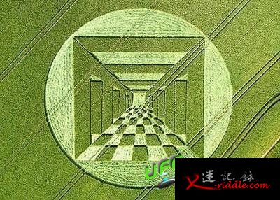 从中心开始，计算每组色块数目，刚好与π值3.141592654相对应