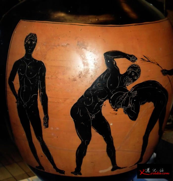两位pankration选手；这是结合拳击与摔角的自由搏斗，只差不能咬人或刺人。 PHOTOGRAPH BY WORLD HISTORY ARCHIVE, AL
