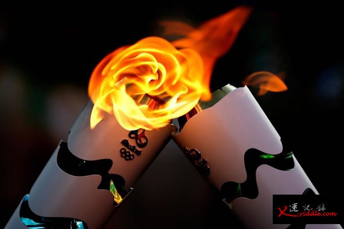 希腊举办的古代奥运可能不包含圣火传递仪式。图为奥运圣火传往里约热内卢途中，在巴西利亚交接的一刻。 PHOTOGRAPH BY GETTY IMAGES